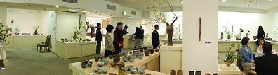 いけばなに囲まれる巫女さん