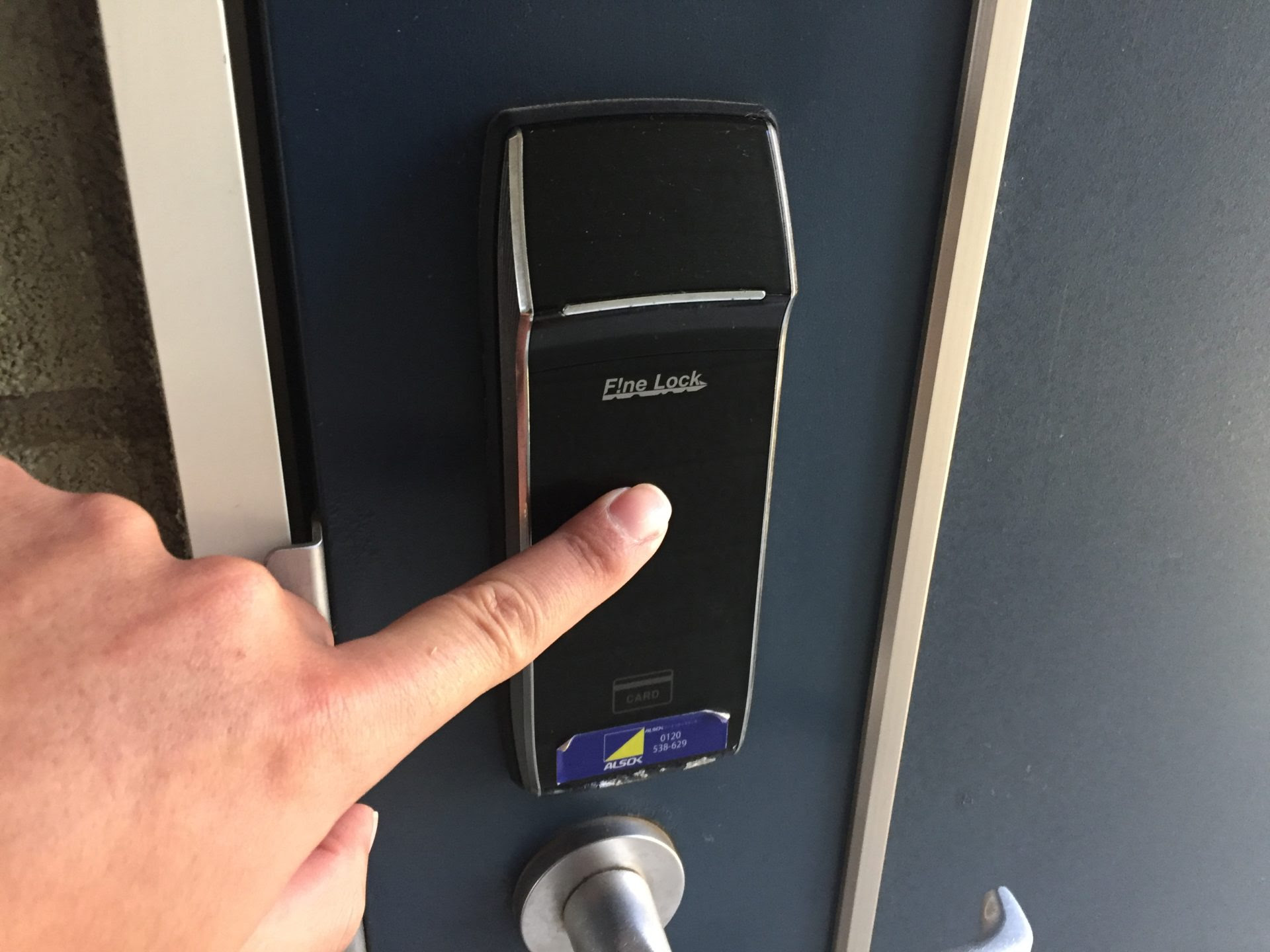 Diy 電子錠の交換をしました 従来の電子錠が古くなってきている部屋があったので最新の電子錠に交換をしました 今回取り付ける電子錠 はシリンダーも内蔵でき もしもの時はシリンダーキーでも開閉できるようになっています