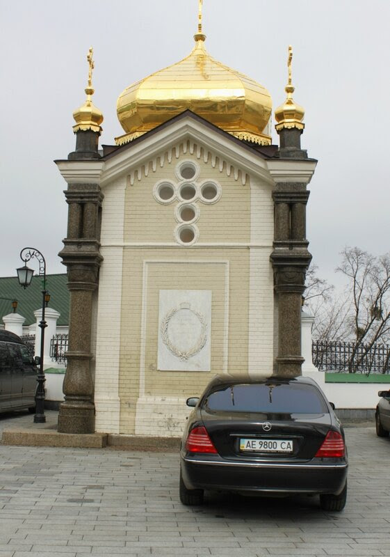 Мерседес в Печерской Лавре