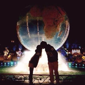 ディズニーシー地球儀前でしたくなるポーズとは カップル写真まとめ にっこりっか 保育士による子育て情報ブログサイト