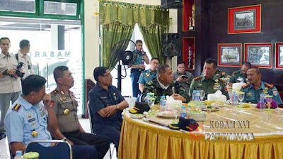 Ambon, Malukupost.com - Menteri Pertahanan Republik Indonesia, Jendral TNI (Purn) Ryamizard Ryacudu menerima pemaparan dari Pangdam XVI/Pattimura, Mayjen TNI Doni Monardo tentang program Emas Biru, Emas Hijau dan Emas Putih, di Loby Mako Yonif Raider 733/Masariku, Senin (19/9). Dalam paparannya, Pangdam Doni Monardo menjelaskan tentang kondisi umum Kodam XVI/Pattimura baik geografi maupun demografi, kondisi sosial, dislokasi satuan, serta upaya mewujudkan program Emas Biru, Emas Hijau dan Emas Putih yang meliputi kegiatan fisik maupun nonfisik, guna mewujudkan masyarakat yang sejahtera. Emas biru merujuk pada kekayaan laut, emas hijau menyangkut kekayaan daratan dan tumbuhan, sedangkan emas putih dimaksudkan sebagai perdamaian. Menteri pertahanan merasa bangga dan memberikan apresiasi kepada Kodam XVI/Pattimura yang telah berhasil melaksanakan program Emas Biru dan Emas Hijau yang manfaatnya turut dirasakan oleh masyarakat juga kepada prajurit yang melaksanakan program tersebut dengan baik. "Program tersebut juga merupakan salah satu program Presiden karena program itu juga merupakan program ramah lingkungan," kata Menhan. Menteri juga menyampaikan rasa bangga terhadap prajurit Raider 733/Masariku atas semangat dan dedikasi yang tinggi dalam partisipasi mewujudkan program tersebut, juga dalam menjaga lingkungan pangkalan tetap rapih dan bersih. Menteri selanjutnya melakukan penanaman pohon sebagai wujud kepedulian pada lingkungan, dan menyerahkan cinderamata kepada Pangdam XVI/Pattimura. Acara kemudian dilanjutkan dengan kegiatan peninjauan budidaya ikan. Kegiatan pemaparan program Emas Biru dan Emas Hijau serta Emas Putih itu juga dihadiri sejumlah pejabat Kodam XVI/Pattimura, Wakil Gubernur Maluku Zeth Sahuburua, dan Kapolda Maluku Brigjen. Pol. Ilham Salahudin. Sebelumnya, Menhan Ryamizard Ryacudu memberikan kuliah umum tentang bela negara di Universitas Pattimura Ambon. (MP-2)