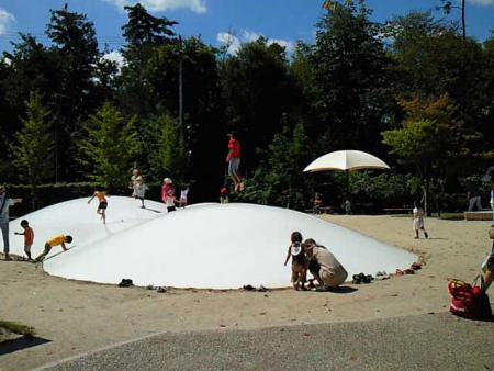 鞍ヶ池公園 公園の遊具で遊ぶ