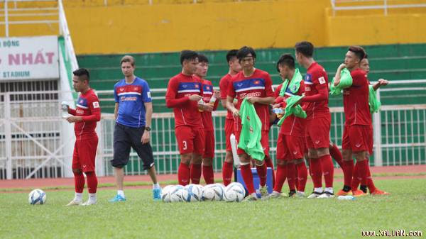 Không có ở nền bóng đá chuyên nghiệp nào trên thế giới, người ta tập trung các đội tuyển dài ngày như tại Việt Nam (ảnh: Trọng Vũ)