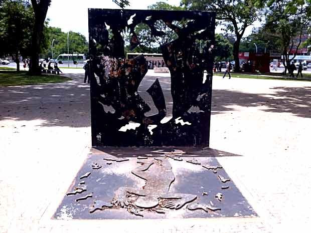 Monumento construído em homenagem ao índio Galdino Jesus dos Santos, que foi incendiado enquanto dormia em um ponto de ônibus da W3 Sul, em Brasília (Foto: Lucas Salomão/G1)