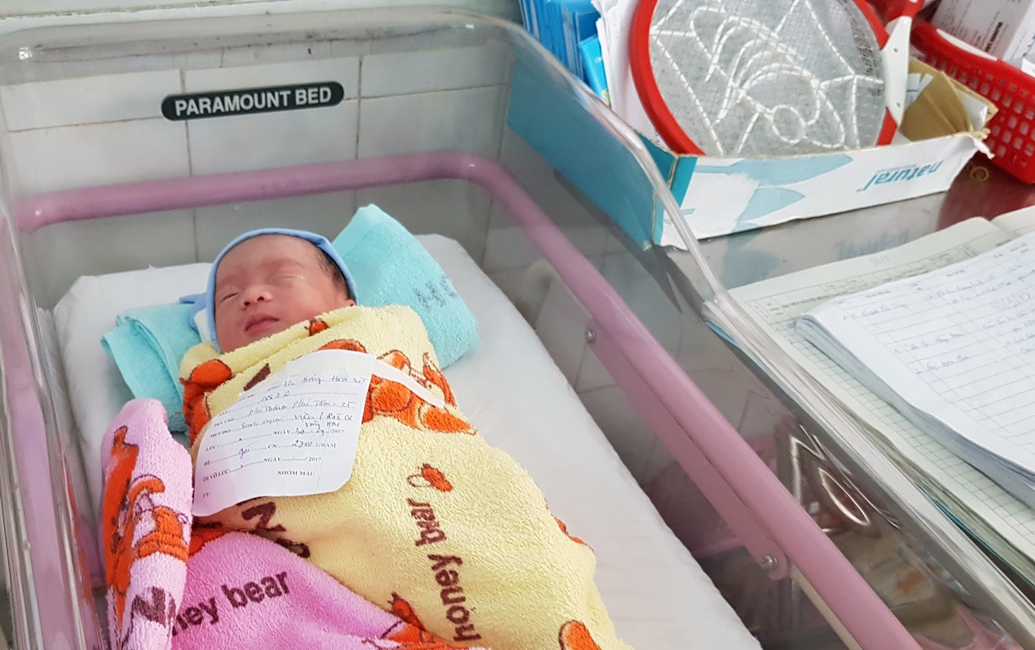 Xã hội - Sản phụ sinh con khi chồng dừng xe máy tại chốt đèn đỏ