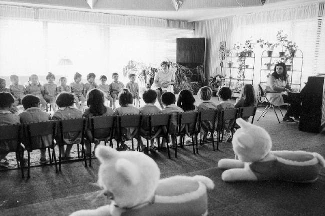 Πιανίστα παραδίδει μάθημα μουσικής σε παιδιά προσχολικής ηλικίας, σε παιδικό σταθμό της ΕΣΣΔ