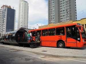 Biarticulado ou "metrô de superfície" chama a atenção de quem vai a passeio a Curitiba (Foto: Everson Bressan/SMCS/Prefeitura de Curitiba/Divulgação)