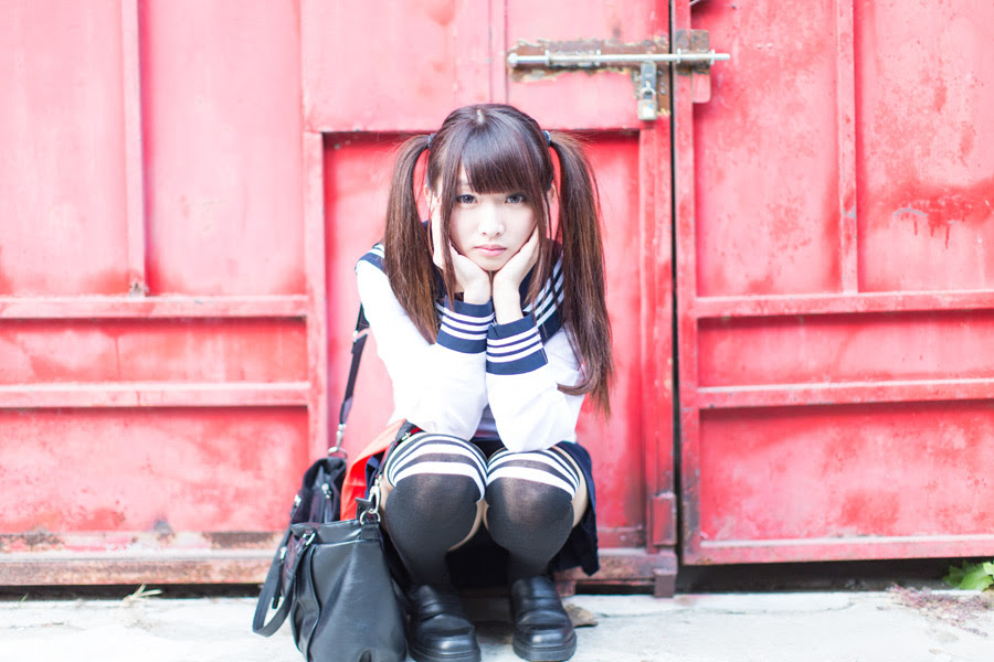 フリー写真 頬に手を当ててしゃがむ女子高生でアハ体験 Gahag