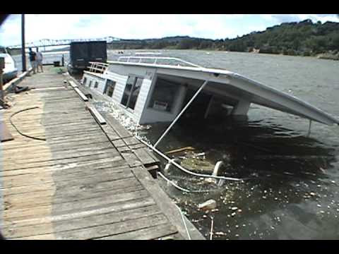 Rapid sinking of house boat - YouTube