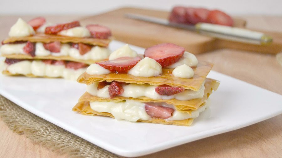 Milhojas de masa filo con crema y fresas | Cocina