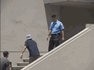 Gif [09]Fuck the police***Tipo o policial falando, -Não pode passar por aqui &gt;.&lt;E ele:-Vou pela parede mesmo, com licença.