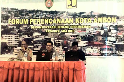 Ambon, Malukupost.com - Kondisi perumahan dan kawasan permukiman yang layak dapat diwujudkan dengan pelaksanaan pembangunan perumahan dan kawasan permukiman (PKP) yang sinergis dan melingkupi berbagai bidang, yaitu salah satunya adalah bidang perumahan agar mampu meningkatkan tingkat kesejahteraan hidup masyarakat. Namun, hingga saat ini hampir seluruh daerah di Indonesia belum menempatkan pembangunan perumahan sebagai prioritas pembangunan di daerah masing-masing. Hal ini belum sejalan dengan Undang-Undang Nomor 23 Tahun 2014, tentang Pemerintah Daerah dan Peraturan Pemerintah No. 38 Tahun 2007 yang menegaskan bahwa urusan perumahan merupakan salah satu urusan wajib pemerintah daerah, demikian dikatakan Pelaksana tugas Kepala Dinas Pekerjaan Umum Provinsi Maluku, Kasrul Selang dalam sambutan tertulis yang dibacakan Sekretaris Dinas saat membuka kegiatan Rapat Forum Perencanaan Kota Ambon, di Ambon, Selasa (25/10). “Oleh sebab itu dibentuklah kelompok kerja (pokja) Perumahan dan Kawasan Permukiman yang memiliki fungsi dan peranan sebagai sebuah payung pemersatu stakeholder, sehingga kebijakan-kebijakan dan perencanaan yang dilaksanakan ke depan akan lebih terintegrasi antara satu dengan yang lainnya,” ujarnya. Kasrul menambahkan, setelah dibentuknya Pokja PKP Kota Ambon, sesuai dengan SK Wali Kota Nomor 831 tahun 2016 maka langkah kerja selanjutnya adalah pelaksanaan kegiatan pendataan perumahan. Hal ini perlu dilaksanakan untuk memperoleh data-data yang real terkait kebutuhan perumahan dan penyelenggaraan kawasan permukiman itu sendiri. “Dengan demikian, Pokja dapat menciptakan dan berdayakan segala peluang dan potensi yang sebenarnya kita miliki selama ini guna mempercepat laju pembangunan, khususnya Dekonsentrasi Bidang Perumahan melalui program dan kegiatannya seiring dengan pelaksanaan otonomi daerah yang sudah berjalan selama ini,” ungkapnya. Sementara itu, Ketua Panitia Kegiatan, Hengky Tamtelahittu mengatakan, output yang ingin dicapai dengan dilakukannya Rapat Forum Perencanaan Kota adalah pemahaman dan kesepakatan tentang pentingnya perolehan data perumahan kota, data terkait kondisi dan status perumahan, data IMB, data PBB dan data sambungan air rumah. Dijelaskan Tamtelahittu, Forum Perencanaan Kota ini nantinya merupakan langkah dasar untuk menentukan sebuah konsep penanganan dan pengelolaan penyelenggaraan perumahan dan kawasan pemukiman yang ada di Kota Ambon, sehingga nanti dapat memperoleh sebuah solusi dari permasalahan perumahan yang ada di daerah ini. “Oleh sebab dari itu, kami berharap adanya kerja sama dari semua pihak, baik selaku anggota Pokja PKP Kota Ambon maupun sebagai masyarakat, untuk dapat berpartisipasi dan turut serta dalam mengawal kegiatan dekonsentrasi perumahan,” tandasnya. (MP-17)