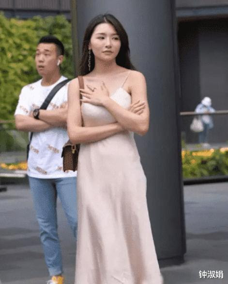 裸色吊带连衣裙 凸显美女妙曼身姿 简约简单穿搭 个性十足 时尚资讯 Oppo好货娱乐网