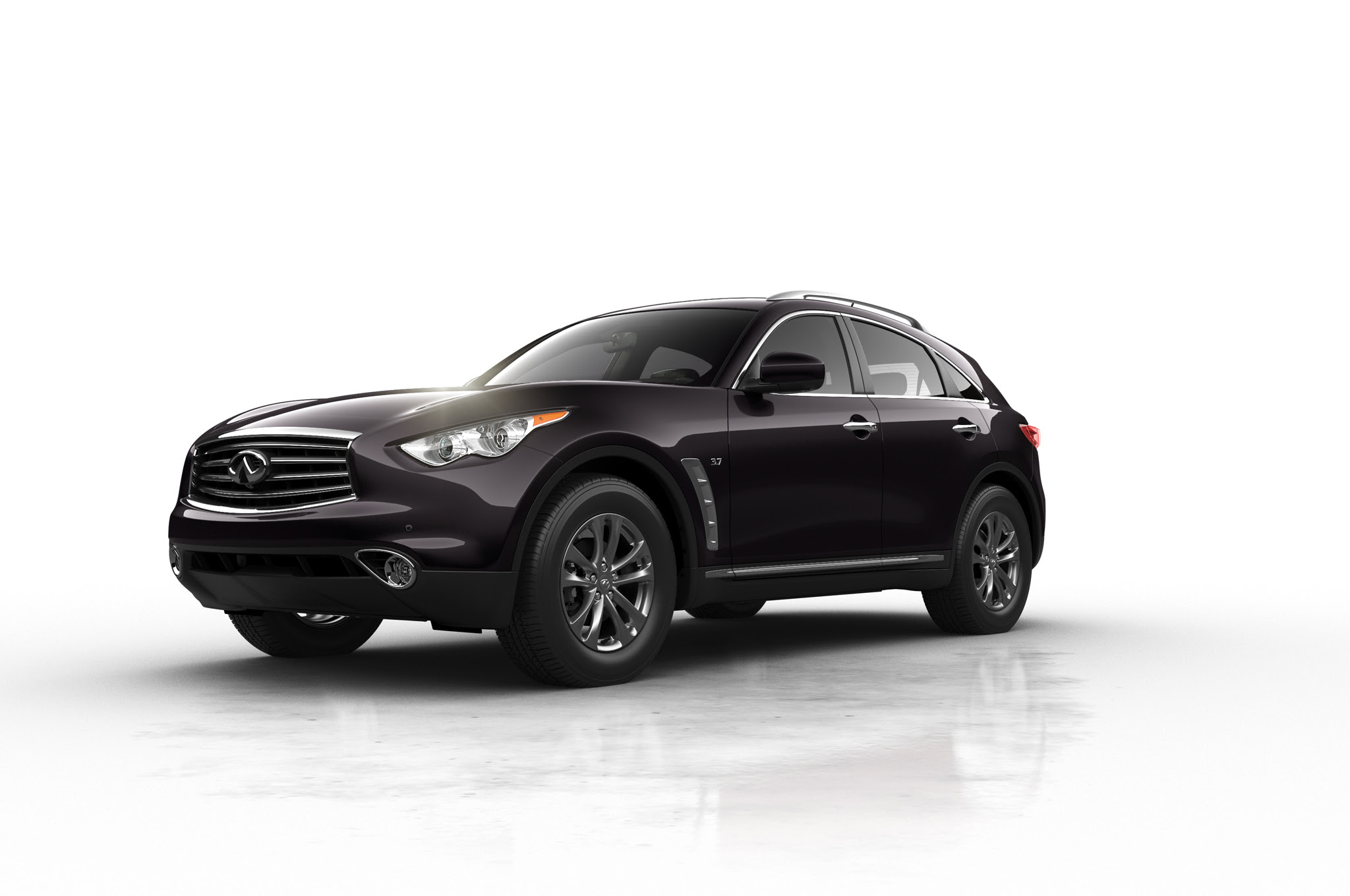 2015 Infiniti QX70S front three quarter