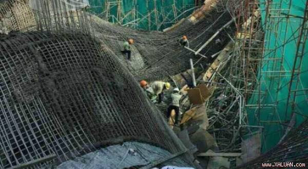 Hiện trường bên trong công trình đang thi công cho thấy nhiều khối thép bị cong võng xuống