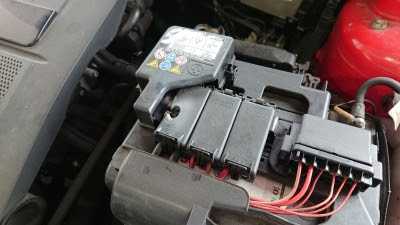 Vw ポロ フォルクスワーゲン ポロ ９nbky ヒューズボックス交換 エンジンチェックランプ点灯 エンジンストール 輸入車 故障 修理 車検 オークション代行 カーナビ持ち込み取り付け カーナビ取り付けは カーメンテナンスプロショップ ナビラボ