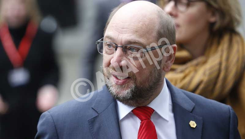 epa04669342 European Parliament President Martin Schulz arrives for a meeting of the Party of European Socialists (PES) ahead of the European Council in Brussels, Belgium, 19 March 2015.  EPA/JULIEN WARNAND