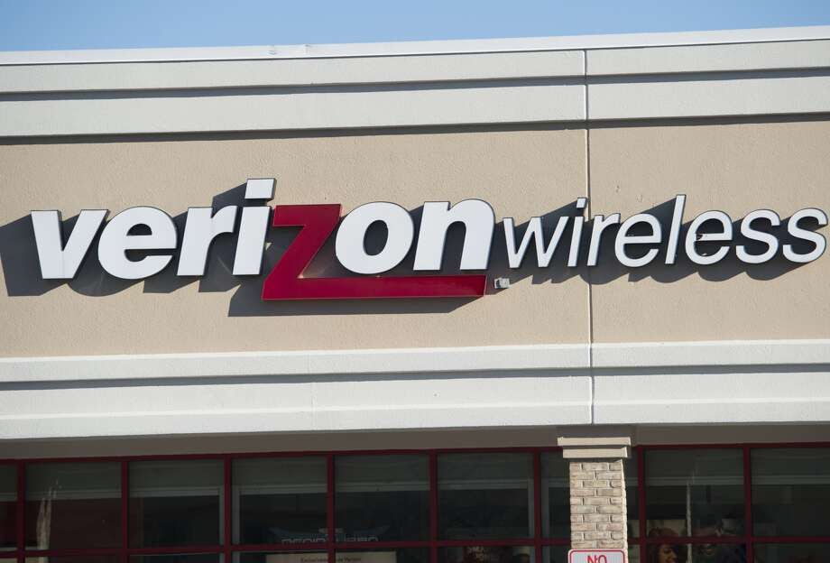 An Oregon couple is battling Verizon over a $2 million cell phone bill.  Photo: Saul Loeb/Getty