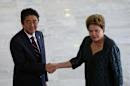 La presidenta brasileña, Dilma Rousseff (d), recibe al primer ministro de Japón, Shinzo Abe (i), este 1 de agosto de 2014, en el Palacio presidencial de Planalto, en Brasilia (Brasil). EFE