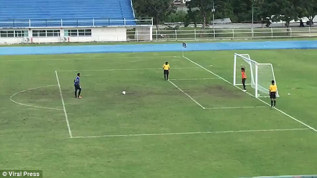 The match between Bangkok Sports Club and Satri Angthong went to a shootout and the  goalie stood guard in the goal as the striker readied himself for the kick