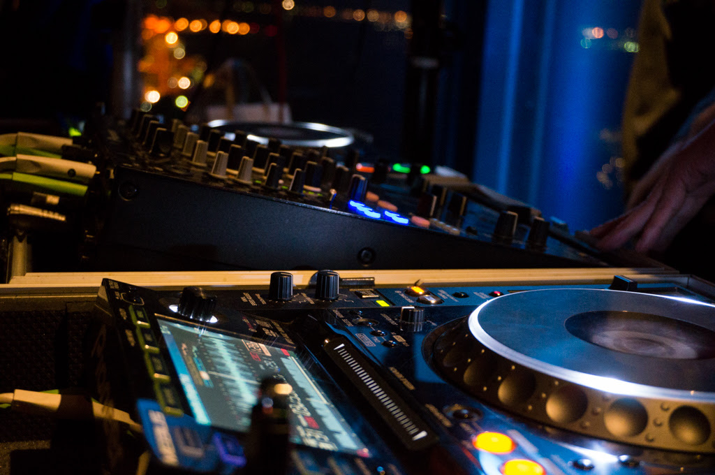 セットアップに少しカジュアルを 大人の雰囲気漂うクラブでdjの音楽を聴きに むーろぐ