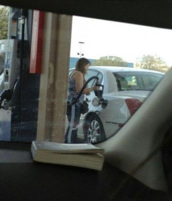 Girls do stupid things behind the wheel (52 photos) Girls do stupid things behind the wheel (52 photos)