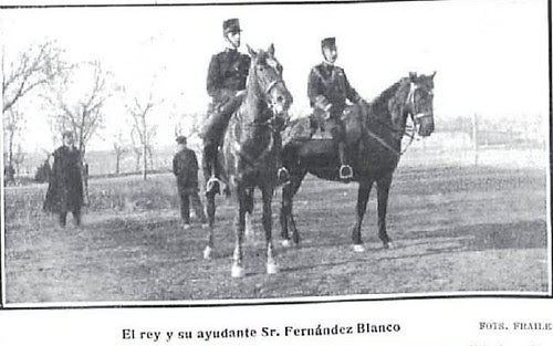 1907. Alfonso XIII y el general Blanco pasan revista a las tropas en la Academia de Toledo