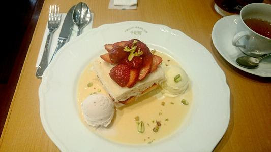 しあわせ眼鏡の外食日記 丸の内 京橋千疋屋で桜と苺のアメリカンショートケーキ カフェ