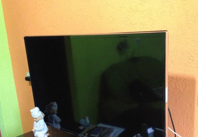 Um dos televisores apreendidos na casa do suspeito (Foto: SIG/Polícia Civil)