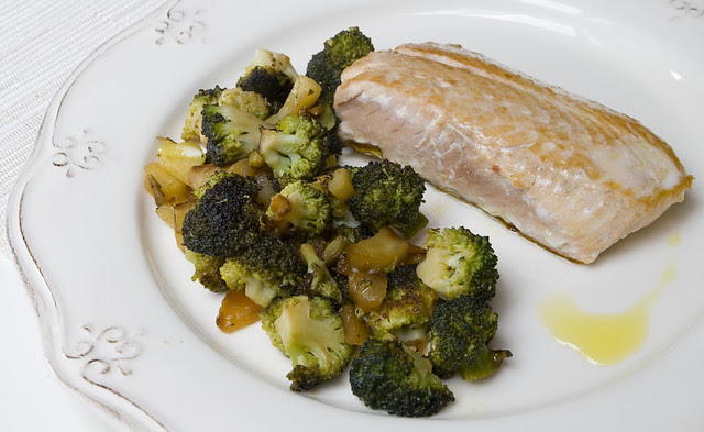 Salmón salvaje con brócoli y manzana ácida