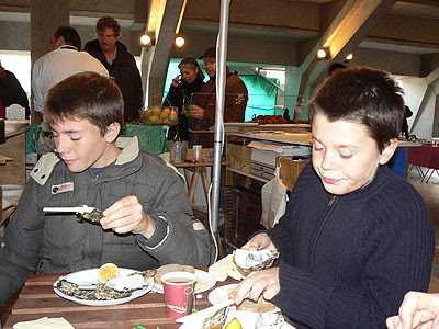 Pa et Cl qui mangent des huitres.jpg