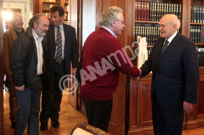 Ο Πρόεδρος της Δημοκρατίας  Κάρολος Παπούλιας (Δ) υποδέχεται τον πρόεδρο της ΟΛΜΕ Θεμιστοκλή Κοτσιφάκη (2Δ) κατά την διάρκεια της συνάντησης που είχε με το Διοικητικό Συμβούλιο της ΟΛΜΕ στο Προεδρικό Μέγαρο, Τρίτη 18 Μαρτίου 2014. ΑΠΕ-ΜΠΕ/ΑΠΕ-ΜΠΕ/ΑΛΕΞΑΝΔΡΟΣ ΒΛΑΧΟΣ