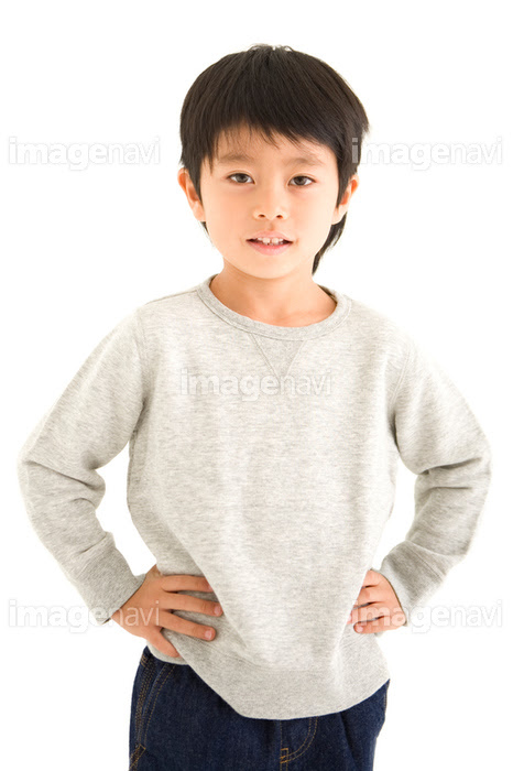 腰に手をあてて立っている男の子 の画像素材 写真素材ならイメージナビ