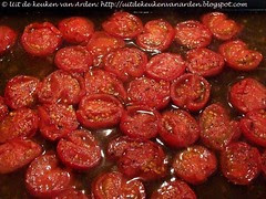 Soep van geroosterde tomaten en gerookte knoflook