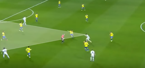 コバチッチ トラップの技術 右手を上げてトラップしさらに引き上げることで視野を広げる サッカー技術 戦術動画データベース