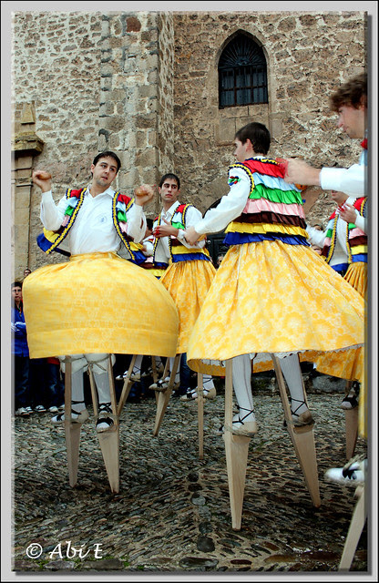3 Danza en la plaza de la iglesia