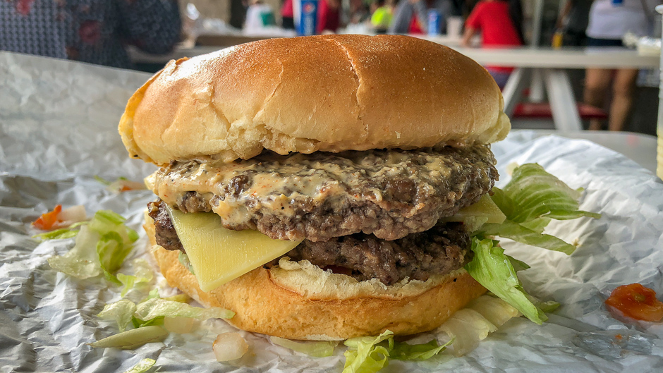 ハワイの コストコ で味わえる巨大チーズバーガー 4 99 はアリ スマートリップ ハワイ 現地メディアfrolic Hawaiiと提携 ハワイ情報を発信