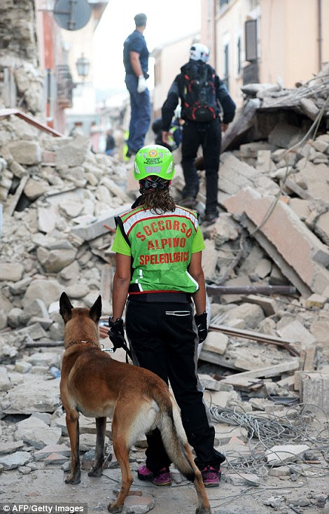 O devastador terremoto destruiu ruas e casas inteiras em Amatrice (foto), perto do epicentro do terremoto no centro da Itália