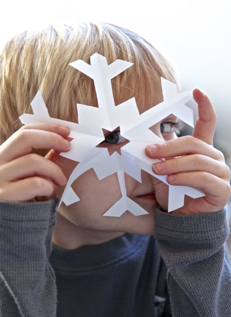 How to Cut Perfect Snowflakes - Paging Supermom
