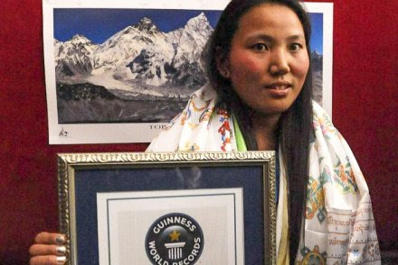 Pendaki wanita asal Nepal, Chhurim mencatatkan namanya dalam Guiness Book of Record sebagai wanita pertama yang menaklukkan puncak Everest sebanyak dua kali dalam waktu yang berdekatan.