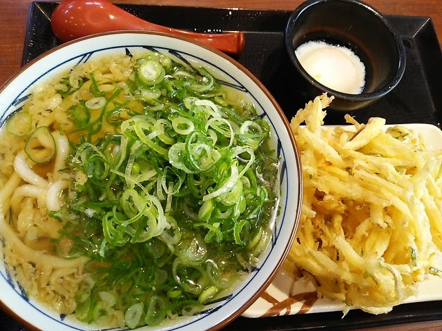丸亀製麺で野菜かき揚げ皿に取ってる奴見ると笑えるわ まんぷくアンテナ