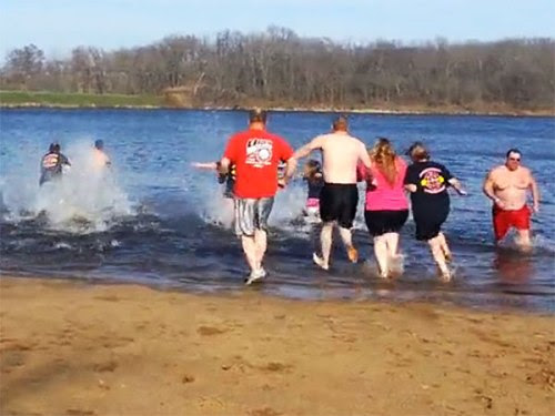 Satu persatu peserta mulai menceburkan diri sambil berenang ke air danau dingin Sungai Potomac. Mereka gembira menyambut ajakan ini demi kesembuhan Landon Shaw.
