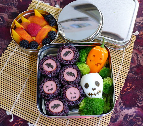 Creepy Egg Skull and Rolls Bento by sherimiya ♥
