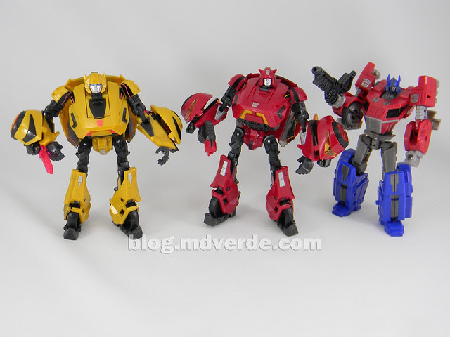 Transformers Cliffjumper Deluxe - Generation War for Cybertron - modo robot vs otros WFC