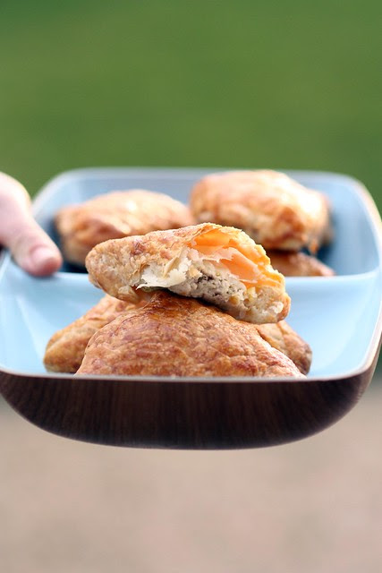 Katerhapjes/puff pastry - tuna - cheddar - ricotta - peppers