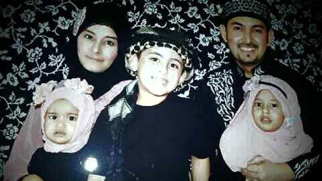 Ustaz Al Habsyi Digugat Cerai: Djafar Beber Sakit Hati Putri Aisyah dan Pertemuan Anaknya dengan Istri Lain Ustaz Al Habsyi http://ift.tt/20kt43r - Berita Terbaru Terkini Hari Ini -  Fakta mengejutkan datang dari Ustaz Al Habsyi yang ternyata sudah 7 Tahun Poligami dan memiliki dua anak dari istri mudanya. Yang lebih mengejutkan, istri pertamanya, Putri Aisyah Aminah, tak tahu menahu akan fakta tersebut.