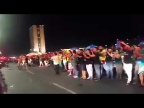 POLÍCIA É CHAMADA, MAS SE UNE A MANIFESTANTES EM BRASÍLIA.