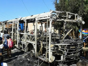 Ônibus foi incendiado no Canindezinho (Foto: Arquivo pessoal)