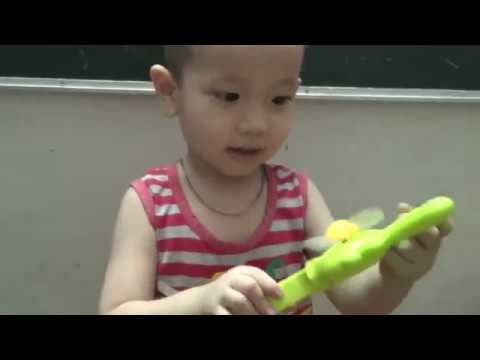 Bé 3 Tuổi đua đòi theo chị dạy học