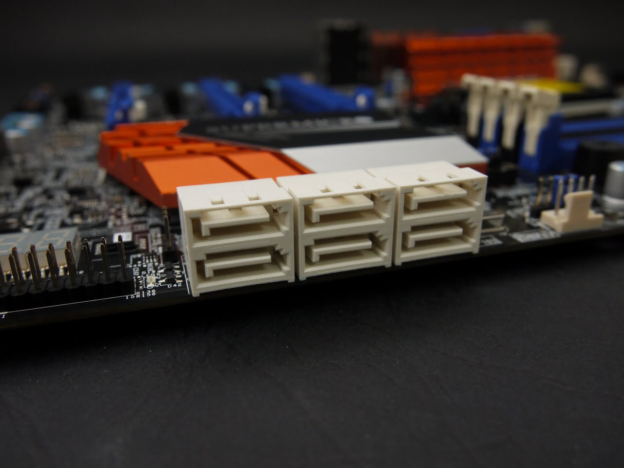 加入主流設計元素，保有伺服器精神 SUPERMICRO C7Z97-OCE